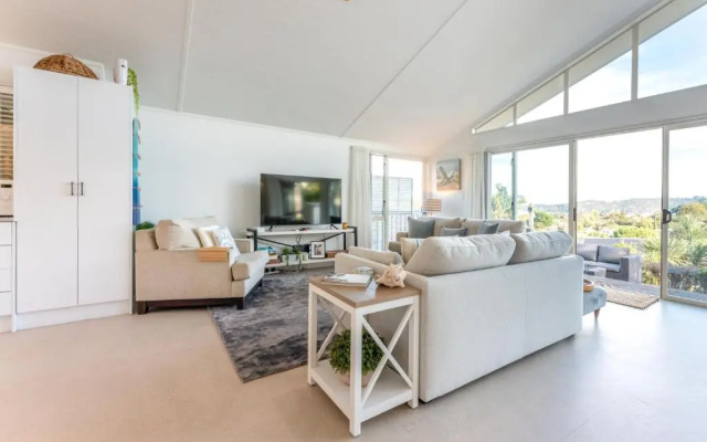 Jellicoe Views - Surfdale Holiday Home