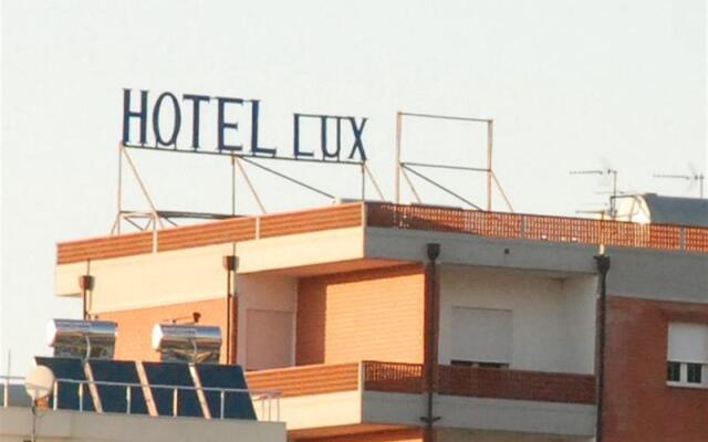Hotel Lux Vlore вид на фасад