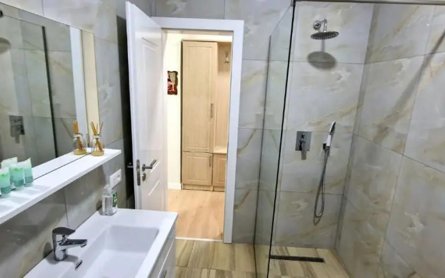 Luxury Apartment 4