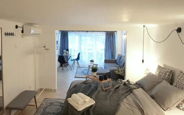 Loui Navarinou Comfy