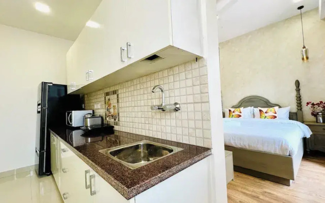 BluO Luxury Stay - Medicity - Balcony, Tub, TT