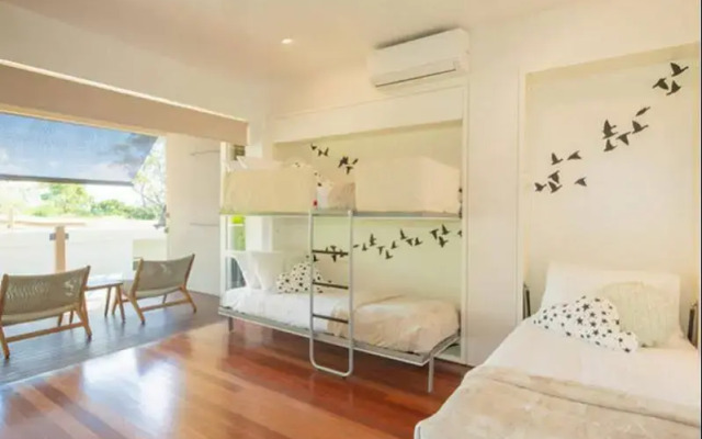 3 Dolphins Apartments