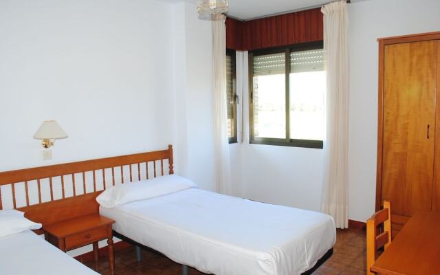 Отель Apartamentos Turisticos Suaces Испания, Ноха - отзывы, цены и фото номеров - забронировать отель Apartamentos Turisticos Suaces онлайн комната для гостей