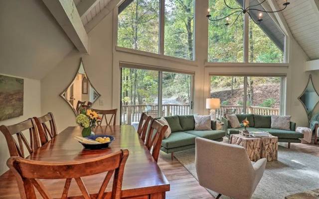 1 Mi to Town: Chalet-style Highlands Retreat