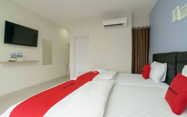 RedDoorz Plus near Eka Hospital BSD 5