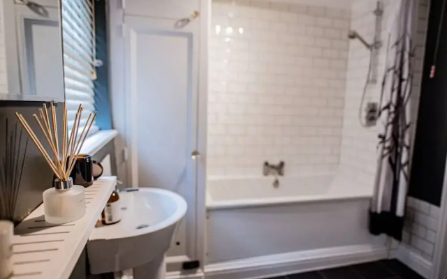 Homely 1 Bedroom Apartment in Bustling Clapham