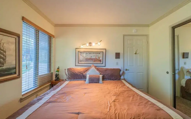 Lakefront Viking Oasis