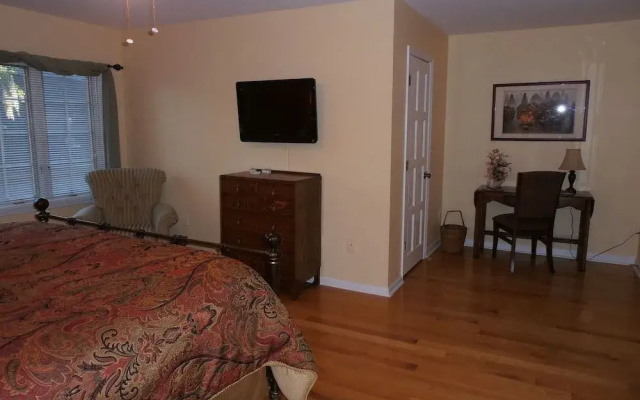Tudor Oaks Inn
