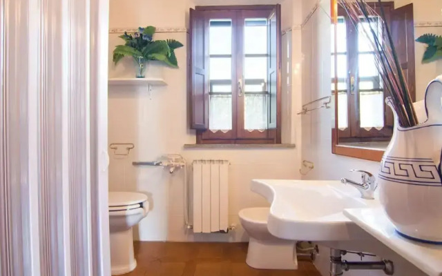 Snug Farmhouse in Castiglione del Lago with Pool