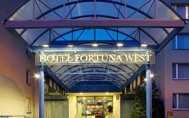 Hotel Fortuna West вид на фасад