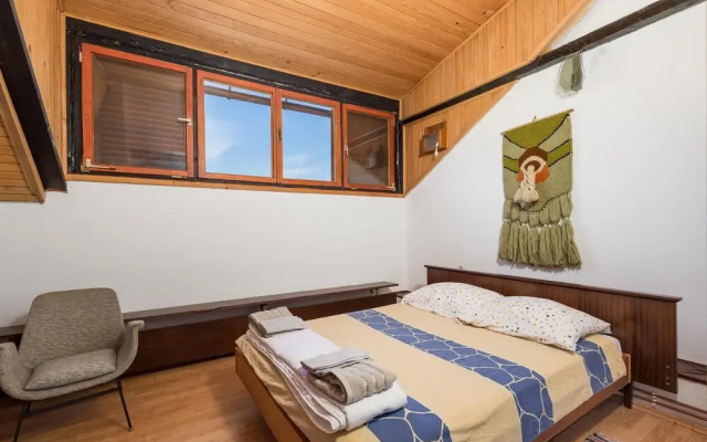 Awesome Home in Fuzine With Wifi and 5 Bedrooms