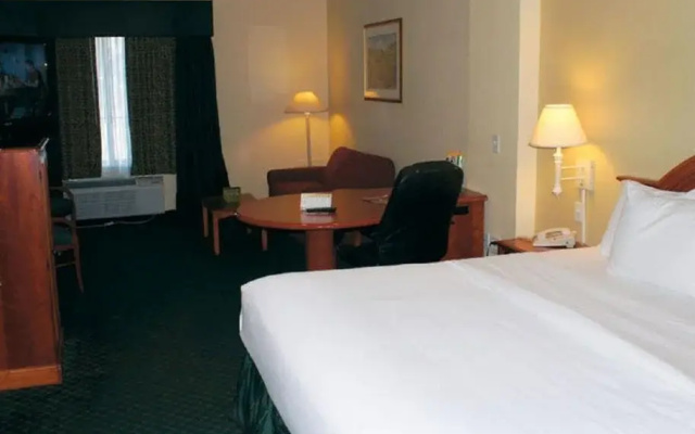 科文頓拉昆塔套房酒店(The Chateau Hotel Covington)