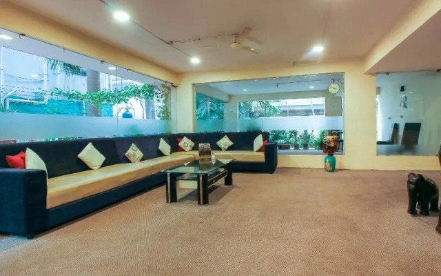 Capital O 68918 Sravya Grand Residency