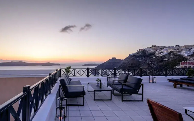 Firalia, Casa In Rock Suites