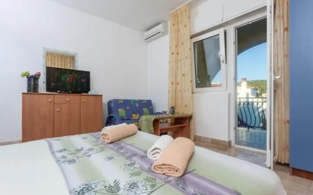 Beautiful Double Bed Room With Balcony and Sea View