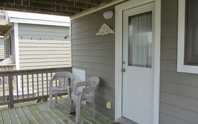 26 Salty Dogs Studio Bedroom Condo by RedAwning