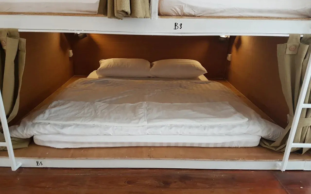Mistletoe Bakery & Hostel