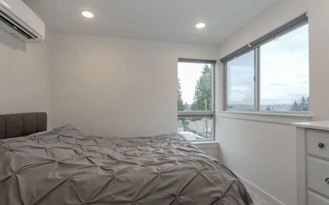 Urban Oasis Sleeps 8 Ultra Modern Condo