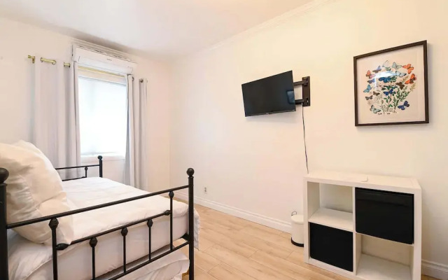 Immaculate 3bdr Private Bungalow, Walk to Beach!