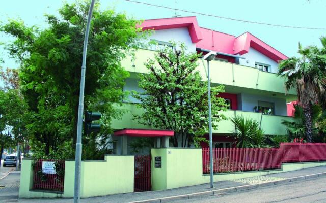 Отель Residence Villa Chiara Италия, Риччоне - отзывы, цены и фото номеров - забронировать отель Residence Villa Chiara онлайн вид на фасад