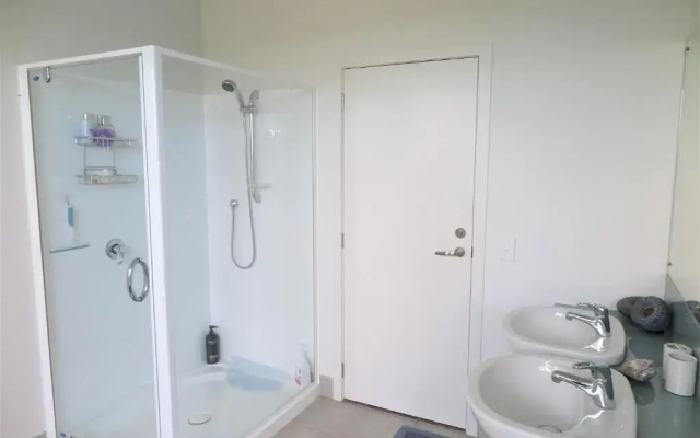 Kakariki Rooms, Kotare House