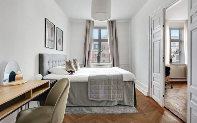 Square - Spacious 6-bdr Apt Near Nyhavn