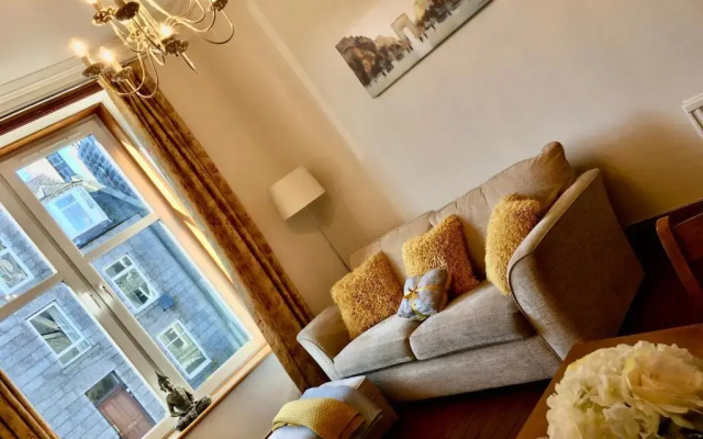 Cosy 2 Bedroom Central Apartment - Free Parking, Free WiFi
