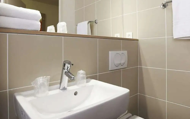 B&B Lyon Est Aeroport St Quentin Fallavie