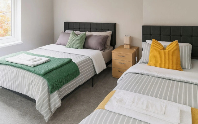 2 Bed Home - Parking, Wifi, Smart Tv