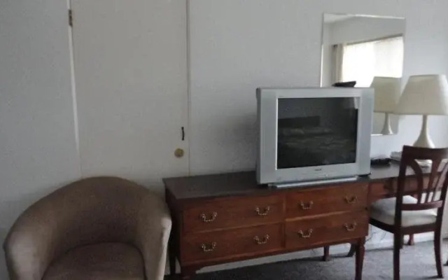 Royal Lodge Motel