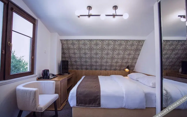 Crowns Hotel