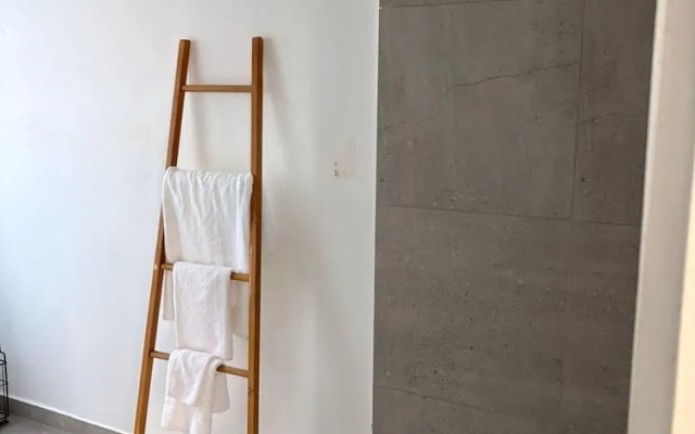 One Bedroom Modern Apartment in Fomona - 2386