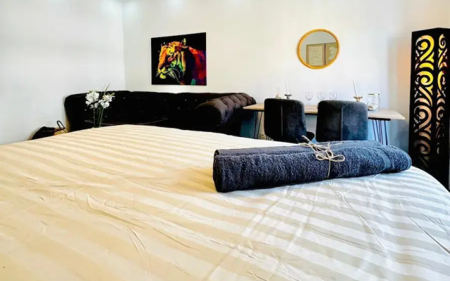 Spacious 7BR Apartment Prime Location