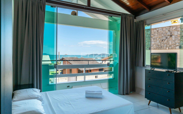 Casa em quatro ilhas com sacada com vista para o mar.