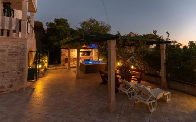 Seafront vacation house w JACUZZI 5 meters from beach