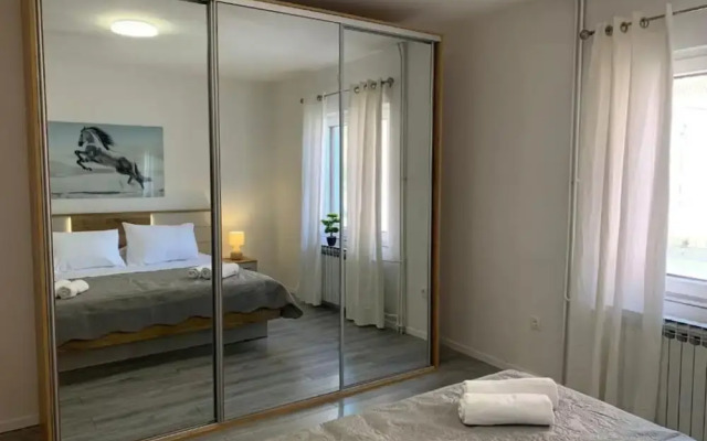 Luxury Apartment Ivo With Jacuzzi Near the Beach