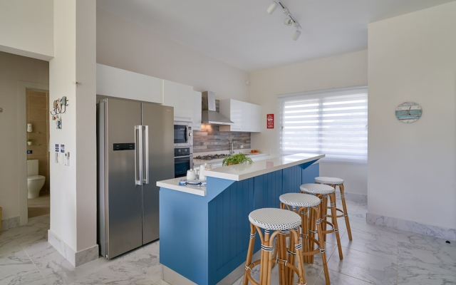 3BR Beach Condo Lakeview Playabonita Pool LUX