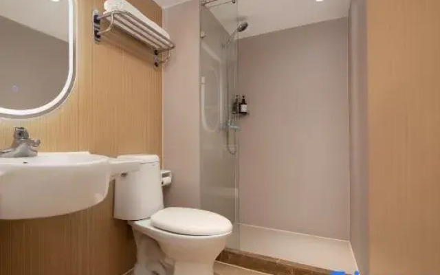 Yijia International Hotel (Guanggu Pedestrian Street Guanshan Avenue Subway Station)