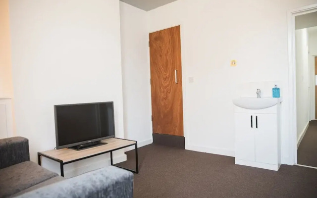Room in Guest Room - Large Double Room in Leicester
