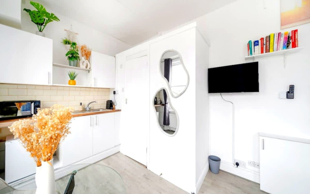 West Kensington Modern Couple Retreat