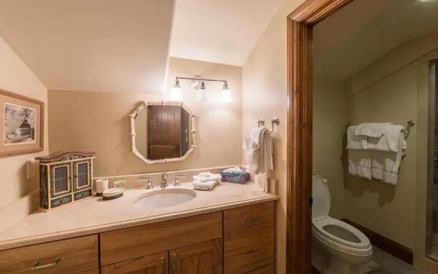 Condo with Onsite Pool & Hot Tub, Free WiFi & Garage Parking by RedAwning