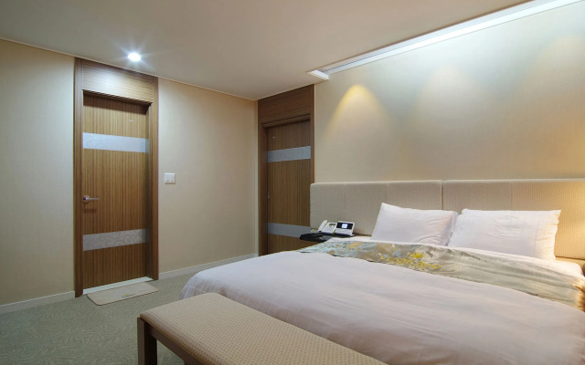 The Class 300 Hotel and Condominium