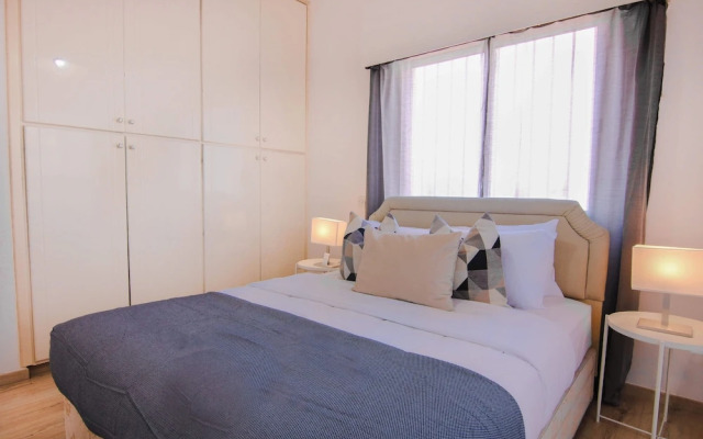 Phaedrus Living: Modern City View Flat Nafi