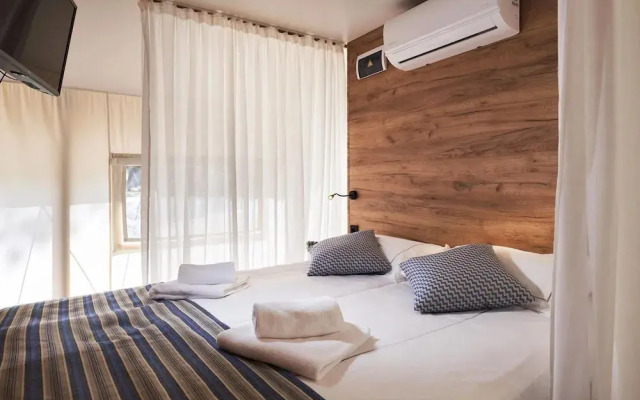 Tent Lodge With Bathroom and Airco, Near a Lake