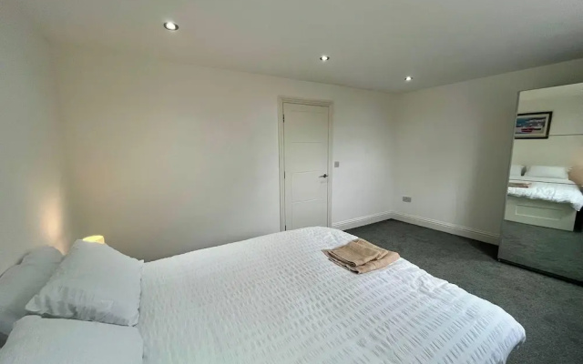 Spacious 4-bed House - Sleeps 11, Garden & Parking