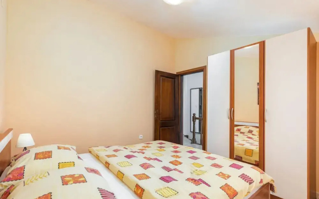 Apartment in Liznjan Near Bora Beach