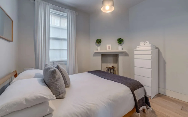 The Foxhole - Fitzrovia - by Frankie Says