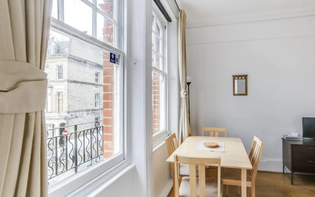 Bright 2 Bed in West Kensington W/balcony