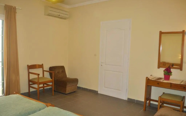Holiday Studio Apartments Yannis on Agios Gordios Beach in Corfu
