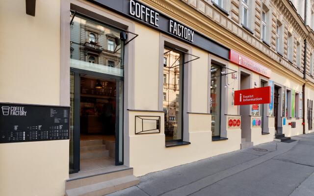 Апартаменты Royal Court Apartments вид на фасад